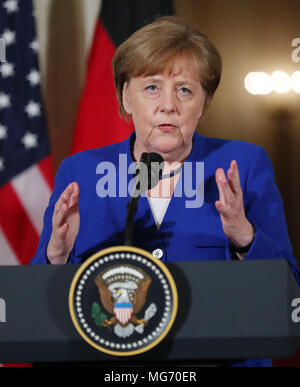 27. April 2018, in den USA, Washington: Die deutsche Bundeskanzlerin von der Christlich Demokratischen Union (CDU), Angela Merkel, eine Pressekonferenz mit US-Präsident Donald Trump im Weißen Haus. Foto: Kay Nietfeld/dpa Stockfoto