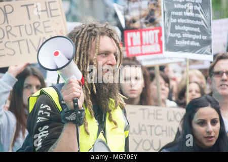 London, Großbritannien. 27 Apr, 2018. Freitag, 27.April 2018, 12:00 Uhr Covent Garden, London UK. Die Rechte der Tiere und Aktivist marschierten die Demonstranten fordern Ende der Yulin hund Fleisch Festival in China überprüft wird als kulturelle Rechenschaftspflicht für die Welt im Allgemeinen. Sortierung Banner und Fotografien der gequälten Hunde, die Aktivistinnen marschierten durch die Innenstadt von London auf die Chines Botschaft. Credit: Philip Robins/Alamy leben Nachrichten Stockfoto