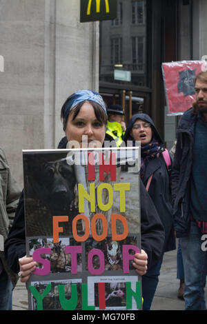 London, Großbritannien. 27 Apr, 2018. Freitag, 27.April 2018, 12:00 Uhr Covent Garden, London UK. Die Rechte der Tiere und Aktivist marschierten die Demonstranten fordern Ende der Yulin hund Fleisch Festival in China überprüft wird als kulturelle Rechenschaftspflicht für die Welt im Allgemeinen. Sortierung Banner und Fotografien der gequälten Hunde, die Aktivistinnen marschierten durch die Innenstadt von London auf die Chines Botschaft. Credit: Philip Robins/Alamy leben Nachrichten Stockfoto