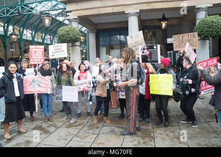 London, Großbritannien. 27 Apr, 2018. Freitag, 27.April 2018, 12:00 Uhr Covent Garden, London UK. Die Rechte der Tiere und Aktivist marschierten die Demonstranten fordern Ende der Yulin hund Fleisch Festival in China überprüft wird als kulturelle Rechenschaftspflicht für die Welt im Allgemeinen. Sortierung Banner und Fotografien der gequälten Hunde, die Aktivistinnen marschierten durch die Innenstadt von London auf die Chines Botschaft. Credit: Philip Robins/Alamy leben Nachrichten Stockfoto