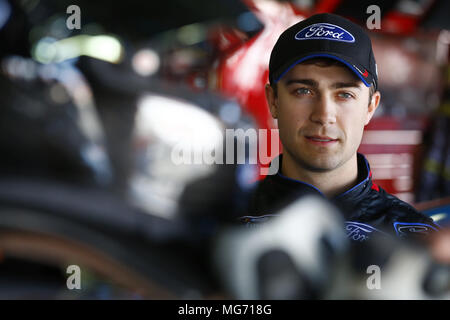 Talladega, Alabama, USA. 27 Apr, 2018. Ty Majeski (60) hängt in der Garage während der Praxis für den Funken Energie 300 in Talladega Superspeedway in Talladega, Alabama. Quelle: Chris Owens Asp Inc/ASP/ZUMA Draht/Alamy leben Nachrichten Stockfoto