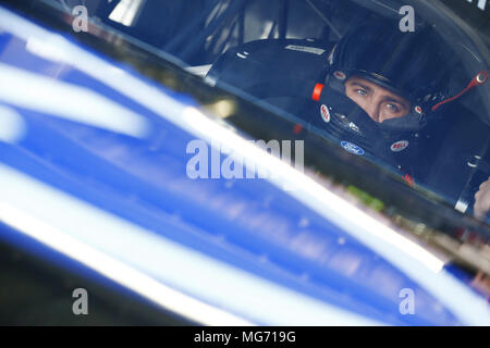 Talladega, Alabama, USA. 27 Apr, 2018. Ty Majeski (60) Gurte in sein Auto für die Funken Energie 300 in Talladega Superspeedway in Talladega, Alabama zu üben. Quelle: Chris Owens Asp Inc/ASP/ZUMA Draht/Alamy leben Nachrichten Stockfoto