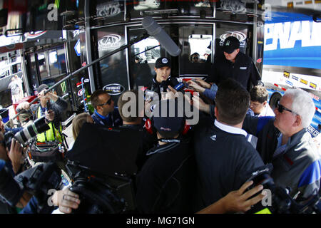 Talladega, Alabama, USA. 27 Apr, 2018. Trevor Bayne (6) trifft sich mit den Medien, bevor die Praxis für die geico 500 bei Talladega Superspeedway in Talladega, Alabama. Quelle: Chris Owens Asp Inc/ASP/ZUMA Draht/Alamy leben Nachrichten Stockfoto