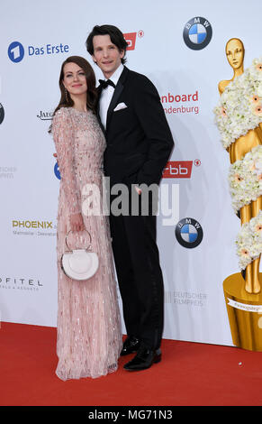 27 April 2018, Deutschland, Berlin: Schauspielerin Alice Dwyer und Schauspieler Sabin Tambrea bei der 68. Verleihung des Deutschen Filmpreis "Lola" ankommen. Foto: Britta Pedersen/dpa-Zentralbild/dpa Stockfoto