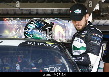 Talladega, Alabama, USA. 27 Apr, 2018. Ryan Truex (11) Gurte in sein Auto für die Funken Energie 300 in Talladega Superspeedway in Talladega, Alabama zu üben. Quelle: Chris Owens Asp Inc/ASP/ZUMA Draht/Alamy leben Nachrichten Stockfoto