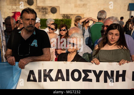 Athen, Griechenland. 27 Apr, 2018. Die demonstranten gesehen eine große Fahne während der Demonstration. ersten Versammlung am Denkmal des unbekannten Soldaten, der März vorgenommen wurde, bis der Deutschen Botschaft für die Kompensation des Zweiten Weltkrieges aus Deutschland zu protestieren, als mehrere Massaker verewigt von deutschen Soldaten, die im Jahr 1943 begangen wurden. Credit: Vangelis Evangeliou/SOPA Images/ZUMA Draht/Alamy leben Nachrichten Stockfoto