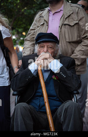 Athen, Griechenland. 27 Apr, 2018. Der griechische Held der Nationalen Widerstand, Manolis Glezos (96 Jahre alt) während der Vorführung gesehen. ersten Versammlung am Denkmal des unbekannten Soldaten, der März vorgenommen wurde, bis der Deutschen Botschaft für die Kompensation des Zweiten Weltkrieges aus Deutschland zu protestieren, als mehrere Massaker verewigt von deutschen Soldaten, die im Jahr 1943 begangen wurden. Credit: Vangelis Evangeliou/SOPA Images/ZUMA Draht/Alamy leben Nachrichten Stockfoto