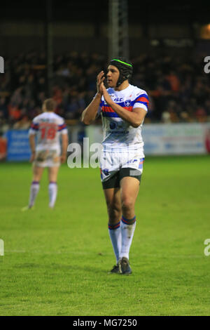 Castleford, UK. 27.April 2018, Flicken - A - Schlauch Dschungel, Castleford, England; Betfred Super League Rugby, Castleford Tiger v Wakefield Trinity; Ben Jones-Bishop von Wakefield Trinity feiert die Dreifaltigkeit versuchen mit ihren Fans Credit: Aktuelles Bilder/Alamy leben Nachrichten Stockfoto