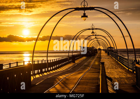 Southport, Merseyside, UK 27.Apr, 2018. UK Wetter. Sonnenuntergang, klarer Himmel und eine kalte Nacht als über Nacht sind die Temperaturen erwarteten abzusinken. Großbritannien könnte mit einem Kälteeinbruch geschlagen werden nach Wetter Warnungen ausgegeben wurden. Sub-zero Tiefsttemperaturen werden voraussichtlich in der nächsten Woche mit weit verbreitet Frost. Credit: MediaWorldImages/AlamyLiveNews Stockfoto