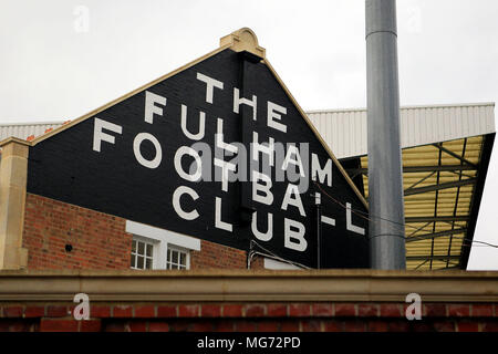 London, Großbritannien. 27 Apr, 2018. Eine allgemeine Ansicht von Außen das Craven Cottage vor Kick off. EFL Skybet championship Match, Fulham v Sunderland bei Craven Cottage in London am Freitag, 27. April 2018. Dieses Bild dürfen nur für redaktionelle Zwecke verwendet werden. Nur die redaktionelle Nutzung, eine Lizenz für die gewerbliche Nutzung erforderlich. Keine Verwendung in Wetten, Spiele oder einer einzelnen Verein/Liga/player Publikationen. pic von Steffan Bowen/Andrew Orchard sport Fotografie/Alamy leben Nachrichten Stockfoto