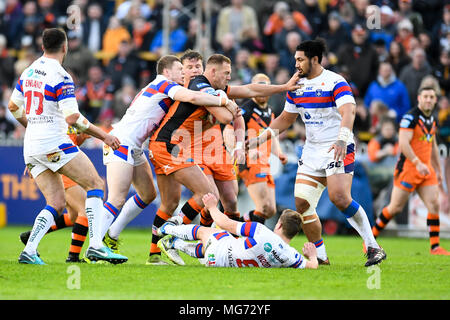 27.April 2018, Flicken - A - Schlauch Dschungel, Castleford, England; Betfred Super League Rugby, Castleford Tiger v Wakefield Trinity; castleford Tiger' Liam Watts erhält von Wakefield Trinity Wildkatzen' Jacob Miller angegangen Stockfoto