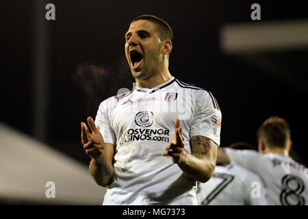 Aleksandr Mitrovic von Fulham © feiert nach dem zweiten Ziel seiner Mannschaft, die es 2-1 zu bilden. EFL Skybet championship Match, Fulham v Sunderland bei Craven Cottage in London am Freitag, 27. April 2018. Dieses Bild dürfen nur für redaktionelle Zwecke verwendet werden. Nur die redaktionelle Nutzung, eine Lizenz für die gewerbliche Nutzung erforderlich. Keine Verwendung in Wetten, Spiele oder einer einzelnen Verein/Liga/player Publikationen. pic von Steffan Bowen/Andrew Orchard sport Fotografie/Alamy leben Nachrichten Stockfoto