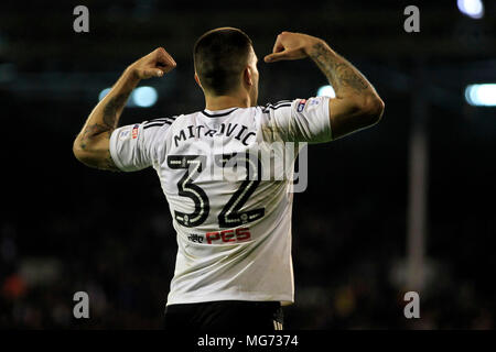 Aleksandr Mitrovic von Fulham © feiert nach dem zweiten Ziel seiner Mannschaft, die es 2-1. EFL Skybet championship Match machen, Fulham v Sunderland bei Craven Cottage in London am Freitag, 27. April 2018. Dieses Bild dürfen nur für redaktionelle Zwecke verwendet werden. Nur die redaktionelle Nutzung, eine Lizenz für die gewerbliche Nutzung erforderlich. Keine Verwendung in Wetten, Spiele oder einer einzelnen Verein/Liga/player Publikationen. pic von Steffan Bowen/Andrew Orchard sport Fotografie/Alamy leben Nachrichten Stockfoto