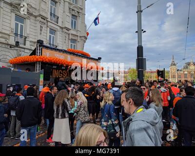 Amsterdam, Niederlande - 27. April 2018: King's Tag - DJ und Musik setup n der Straße und die Leute tanzen; King's Tag (früher Queen's Day) feiern Einheimische und Besucher einladen, bis zu tränken Amsterdam Open-Air-Spaß. In den Straßen, Kanäle, Parks und überall dazwischen, die Stadt ist voll mit Orange als Amsterdammers das größte Straßenfest des Jahres genießen.; Quelle: Bala Divakaruni/Alamy leben Nachrichten Stockfoto