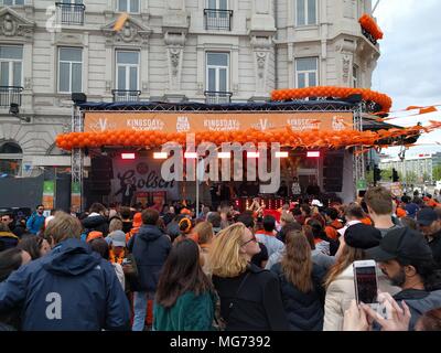 Amsterdam, Niederlande - 27. April 2018: King's Tag - Gruppe von Menschen genießen die Musik auf der Straße; King's Tag (früher Queen's Day) feiern Einheimische und Besucher einladen, bis zu tränken Amsterdam Open-Air-Spaß. In den Straßen, Kanäle, Parks und überall dazwischen, die Stadt ist voll mit Orange als Amsterdammers das größte Straßenfest des Jahres genießen.; Quelle: Bala Divakaruni/Alamy leben Nachrichten Stockfoto