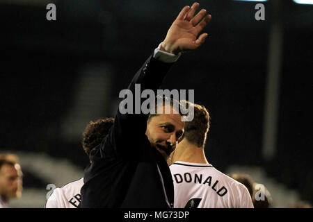 Fulham Manager Slavisa Jokanovic Wellen und zeigt seine Wertschätzung für die Fans nach dem Spiel. EFL Skybet championship Match, Fulham v Sunderland bei Craven Cottage in London am Freitag, 27. April 2018. Dieses Bild dürfen nur für redaktionelle Zwecke verwendet werden. Nur die redaktionelle Nutzung, eine Lizenz für die gewerbliche Nutzung erforderlich. Keine Verwendung in Wetten, Spiele oder einer einzelnen Verein/Liga/player Publikationen. pic von Steffan Bowen/Andrew Orchard sport Fotografie/Alamy leben Nachrichten Stockfoto