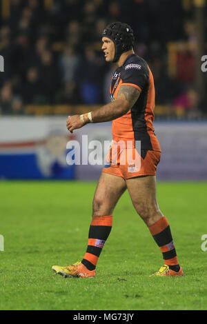 27.April 2018, Flicken - A - Schlauch Dschungel, Castleford, England; Betfred Super League Rugby, Castleford Tiger v Wakefield Trinity; Jake Webster aus Castleford Tiger in das Feld kehrt nach einer Kopfverletzung Stockfoto