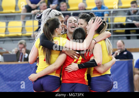 Humenné, Slowakei. 27.April 2018. Spanische Spieler während der Qualifikation für 2018 der Frauen U19 Volleyball Europameisterschaft zwischen Kroatien und Spanien. Kroatien gewann 3-1. Credit: Rastislav Kolesar/Alamy leben Nachrichten Stockfoto