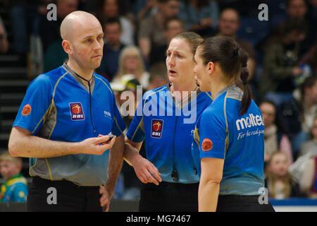 Newcastle upon Tyne, England, 27. April 2018. Schiedsrichter Iain Macdonald, Kate Unsworth und Mariann Dodds-Miklosik, während einer Pause im Spiel in der British Basketball League Match zwischen Esh Gruppe Adler Newcastle und Plymouth Räuber bei Sport Zentrale. Credit: Colin Edwards/Alamy Leben Nachrichten. Stockfoto