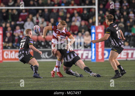 Wählen Sie Sicherheit aus, Stadion, Widnes, Großbritannien, 27. April 2018. Betfred Super League Rugby, Wikinger v Widnes Wigan Warriors; George Williams von Wigan Warriors mit einem Pass Credit: Aktuelles Bilder/Alamy leben Nachrichten Stockfoto