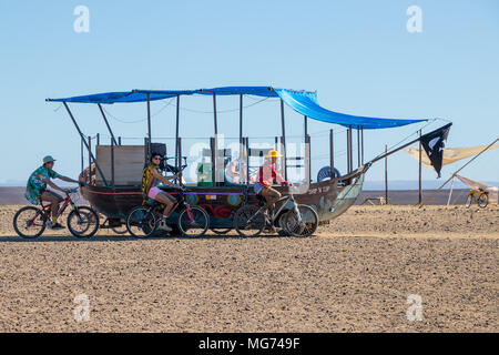 Karoo, Südafrika. 27 Apr, 2018. Menschen besuchen die AfrikaBurn in Karoo Wüste, Northern Cape Provinz, in Südafrika, am 27. April 2018. Afrikaburn, Südafrika's Antwort auf die legendäre amerikanische Burning Man Festival, ist hier von April 23 bis April 29 statt und zieht Tausende von Künstlern aus dem In- und Ausland. Credit: Linda Yee/Xinhua/Alamy leben Nachrichten Stockfoto