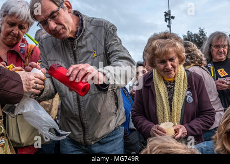 Barcelona, Katalonien, Spanien. 27 Apr, 2018. Menschen gesehen Beleuchtung Kerzen in der Mitte des Platzes Plaça Catalunya in Erinnerung an die 1050 Tage in Haft der Katalanischen politischen Gefangenen. Hundert Leute haben daran erinnert, dass die katalanische Sprache politische Gefangene im Gefängnis für 1050 Tage Beleuchtung die gleiche Anzahl von Kerzen in der Plaza Catalunya in Barcelona Credit: Paco Freire/SOPA Images/ZUMA Draht/Alamy leben Nachrichten Stockfoto