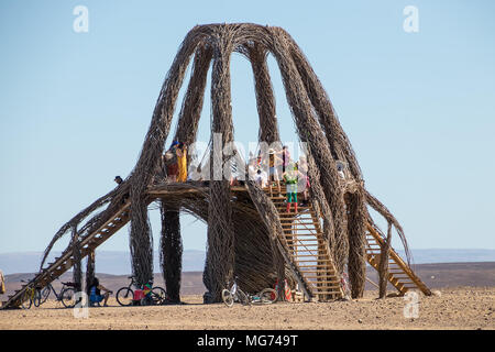 Karoo, Südafrika. 27 Apr, 2018. Menschen besuchen die AfrikaBurn in Karoo Wüste, Northern Cape Provinz, in Südafrika, am 27. April 2018. Afrikaburn, Südafrika's Antwort auf die legendäre amerikanische Burning Man Festival, ist hier von April 23 bis April 29 statt und zieht Tausende von Künstlern aus dem In- und Ausland. Credit: Linda Yee/Xinhua/Alamy leben Nachrichten Stockfoto