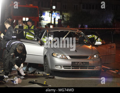 Kiew, Ukraine. 28 Apr, 2018. Ukrainischen Polizisten untersuchen die Szene einer Granate Explosion in einem Auto, in Kiew, Ukraine, der am 28. April 2018. Laut lokalen Medienberichten einen nicht identifizierten Mann wurde getötet und ein weiterer verletzt nach einer Granate in ein Auto explodiert. Credit: Serg Glovny/ZUMA Draht/Alamy leben Nachrichten Stockfoto