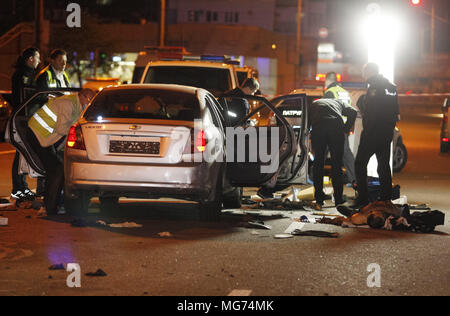 Kiew, Ukraine. 28 Apr, 2018. Ukrainischen Polizisten untersuchen die Szene einer Granate Explosion in einem Auto, in Kiew, Ukraine, der am 28. April 2018. Laut lokalen Medienberichten einen nicht identifizierten Mann wurde getötet und ein weiterer verletzt nach einer Granate in ein Auto explodiert. Credit: Serg Glovny/ZUMA Draht/Alamy leben Nachrichten Stockfoto