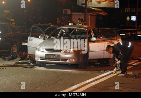 Kiew, Ukraine. 28 Apr, 2018. Ukrainischen Polizisten untersuchen die Szene einer Granate Explosion in einem Auto, in Kiew, Ukraine, der am 28. April 2018. Laut lokalen Medienberichten einen nicht identifizierten Mann wurde getötet und ein weiterer verletzt nach einer Granate in ein Auto explodiert. Credit: Serg Glovny/ZUMA Draht/Alamy leben Nachrichten Stockfoto