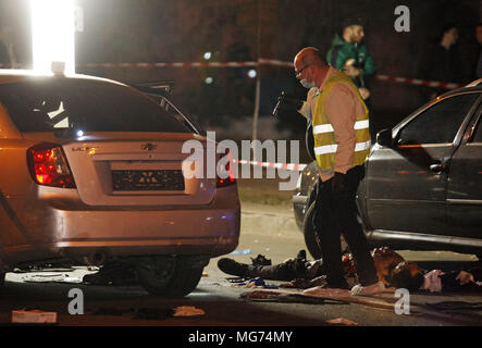 Kiew, Ukraine. 28 Apr, 2018. Ukrainischen Polizisten untersuchen die Szene einer Granate Explosion in einem Auto, in Kiew, Ukraine, der am 28. April 2018. Laut lokalen Medienberichten einen nicht identifizierten Mann wurde getötet und ein weiterer verletzt nach einer Granate in ein Auto explodiert. Credit: Serg Glovny/ZUMA Draht/Alamy leben Nachrichten Stockfoto