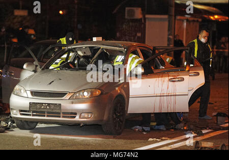 Kiew, Ukraine. 28 Apr, 2018. Ukrainischen Polizisten untersuchen die Szene einer Granate Explosion in einem Auto, in Kiew, Ukraine, der am 28. April 2018. Laut lokalen Medienberichten einen nicht identifizierten Mann wurde getötet und ein weiterer verletzt nach einer Granate in ein Auto explodiert. Credit: Serg Glovny/ZUMA Draht/Alamy leben Nachrichten Stockfoto