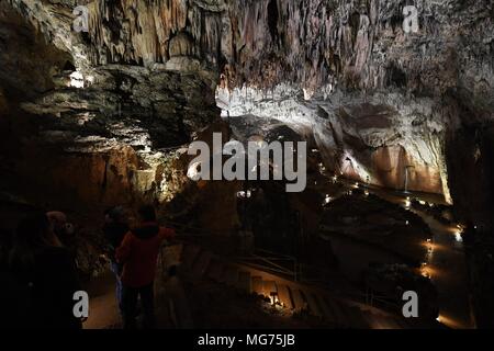 Madrid, Spanien. 27 Apr, 2018. Die Menschen nehmen eine Tour in der Höhle von Valporquero in Leon, Spanien, am 27. April 2018. Valporquero ist eine Höhle von einem unterirdischen Fluss gebildet. Quelle: Guo Qiuda/Xinhua/Alamy leben Nachrichten Stockfoto