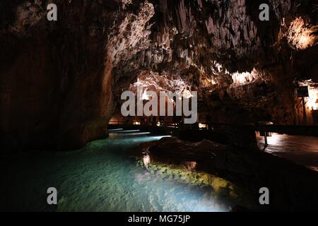 Madrid, Spanien. 27 Apr, 2018. Die Menschen nehmen eine Tour in der Höhle von Valporquero in Leon, Spanien, am 27. April 2018. Valporquero ist eine Höhle von einem unterirdischen Fluss gebildet. Quelle: Guo Qiuda/Xinhua/Alamy leben Nachrichten Stockfoto