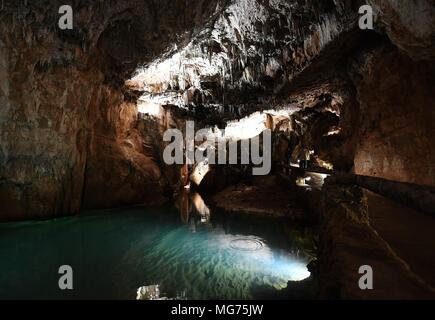 Madrid, Spanien. 27 Apr, 2018. Die Menschen nehmen eine Tour in der Höhle von Valporquero in Leon, Spanien, am 27. April 2018. Valporquero ist eine Höhle von einem unterirdischen Fluss gebildet. Quelle: Guo Qiuda/Xinhua/Alamy leben Nachrichten Stockfoto