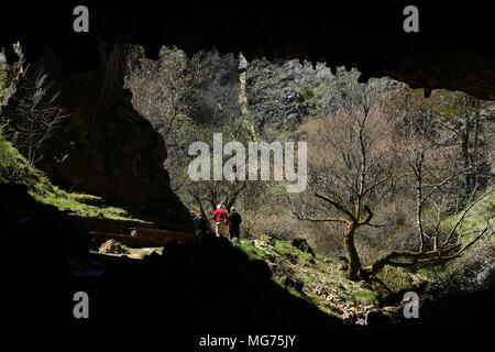 Madrid, Spanien. 27 Apr, 2018. Menschen gehen außerhalb der Eingang zur Höhle von Valporquero in Leon, Spanien, am 27. April 2018. Valporquero ist eine Höhle von einem unterirdischen Fluss gebildet. Quelle: Guo Qiuda/Xinhua/Alamy leben Nachrichten Stockfoto