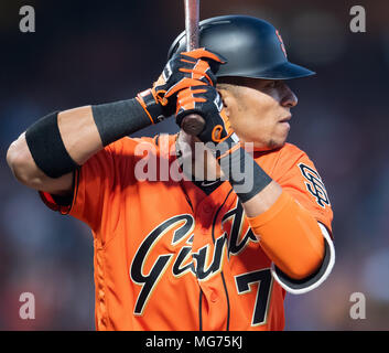 San Francisco, Kalifornien, USA. 27 Apr, 2018. San Francisco Giants linken Feldspieler Gorkys Hernandez (7) an der Platte, während ein MLB-Spiel zwischen den Los Angeles Dodgers und den San Francisco Giants bei AT&T Park in San Francisco, Kalifornien. Valerie Shoaps/CSM/Alamy leben Nachrichten Stockfoto