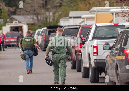 Shelton, Washington, USA, 27. April 2018. Mason County Sheriff reagieren auf die Szene, wo ein Mann eine Process Server erstochen. Dies erfolgte, nachdem der Mann verhaftet und in das Krankenhaus witha Dog Bite Wunde genommen. Es scheint, dass die Polizei die Anhänger mit ihren SWAT Fahrzeug rammte. Hidden Haven Mobile Home Park Szene der Weg heute im Mason County. (Shawna Whelan) Hidden Haven Mobile Home Park Szene der Weg heute im Mason County. Credit: Shawna Whelan/Alamy leben Nachrichten Stockfoto