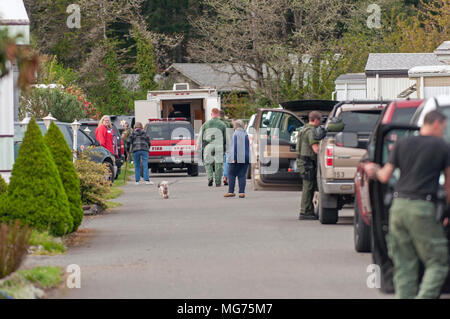 Szene von einem SWAT respoShelton, Washington, USA, 27. April 2018. Mason County Sheriff reagieren auf die Szene, wo ein Mann eine Process Server erstochen. Dies erfolgte, nachdem der Mann verhaftet und in das Krankenhaus witha Dog Bite Wunde genommen. Es scheint, dass die Polizei die Anhänger mit ihren SWAT Fahrzeug rammte. Hidden Haven Mobile Home Park Szene der Weg heute im Mason County. (Shawna Whelan) nse in Mason County Credit: Shawna Whelan/Alamy leben Nachrichten Stockfoto