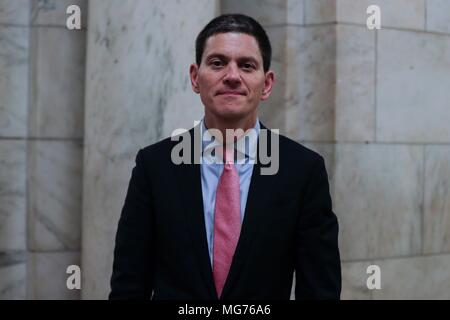 New York, USA, 27. April 2018. Der britische Außenminister David Miliband Ex-Foreign während der Entwicklung durch Bildung Initiative ein Qatari Ereignis auf Bildung heute in der New York Public Library in Manhattan. Foto: Luiz Rampelotto/EuropaNewswire | Verwendung weltweit Stockfoto