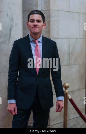 New York, USA, 27. April 2018. Der britische Außenminister David Miliband Ex-Foreign während der Entwicklung durch Bildung Initiative ein Qatari Ereignis auf Bildung heute in der New York Public Library in Manhattan. Foto: Luiz Rampelotto/EuropaNewswire | Verwendung weltweit Stockfoto