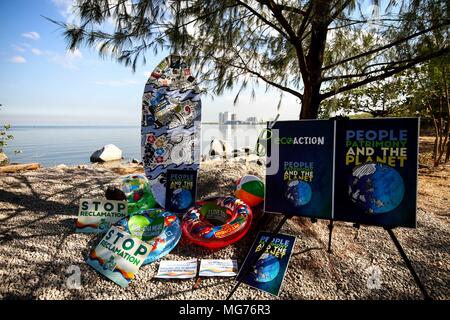 Mehrere Plakat hat auf der Insel gegen die Umweltverschmutzung gelegt. Grüne Gruppe Earth Island Institute, zusammen mit Freiwilligen, statt ein Feuchtgebiet clean-up über die Insel, etwa 11 Kilometer südlich von Manila, wie sie für die Sanierung und Rekultivierung nicht anrufen. Die Mangroven gesäumten Feuchtgebiet ist ein Paradies für Zugvögel und wird gemustert für die Aufarbeitung und die weitere Entwicklung von der lokalen Regierung. Stockfoto