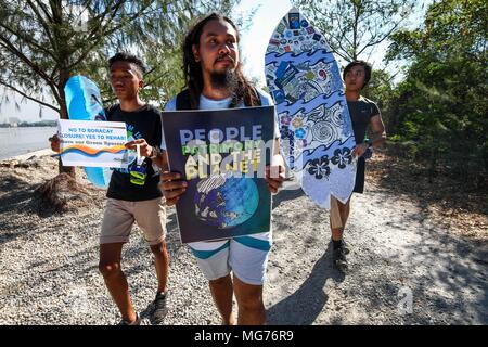 Grüne Gruppe Earth Island Institute, zusammen mit Freiwilligen gesehen Plakate vor dem Feuchtgebiet clean-up über die Insel, etwa 11 Kilometer südlich von Manila, wie sie für die Sanierung und Rekultivierung nicht anrufen. Die Mangroven gesäumten Feuchtgebiet ist ein Paradies für Zugvögel und wird gemustert für die Aufarbeitung und die weitere Entwicklung von der lokalen Regierung. Stockfoto