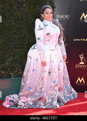 Pasadena, Kalifornien, USA. 27 Apr, 2018. RAVEN-SYMONE kommt für die 45. jährlichen Tagsüber Creative Arts Emmys ausgezeichnet gehalten an Pasadena Civic Center. Credit: Birdie Thompson/AdMedia/ZUMA Draht/Alamy leben Nachrichten Stockfoto