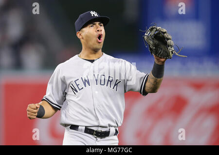 April 27, 2018: New York Yankees shortstop Gleyber Torres (25) ruft nach der Yankees einen hart umkämpften Spiel über die Engel im Spiel zwischen den New York Yankees und Los Angeles Engel von Anaheim Angel Stadium in Anaheim, CA, Fotograf: Peter Joneleit Stockfoto