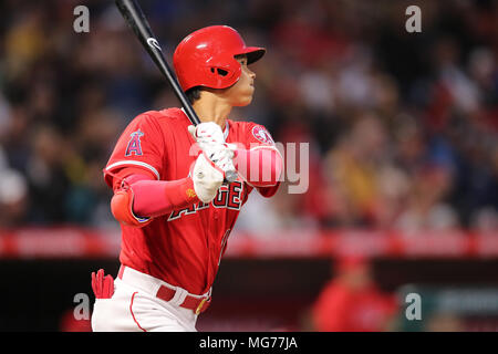 April 27, 2018: Los Angeles Engel Krug Shohei Ohtani (17) Uhren sein Homer zum rechten Feld im Spiel zwischen den New York Yankees und Los Angeles Engel von Anaheim Angel Stadium in Anaheim, CA, Fotograf: Peter Joneleit Stockfoto