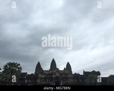 Siem Reap, Siem Reap, China. 28 Apr, 2018. Angkor Wat ist eine Tempelanlage in Kambodscha und das größte religiöse Monument der Welt, auf einer Website messen 162,6 Hektar (1,626,000 m2; 402 ha), die ursprünglich als ein Hindu Tempel des Gottes Vishnu für die Khmer Imperiums, nach und nach in einem buddhistischen Tempel gegen Ende des 12. Jahrhunderts verwandeln konstruiert wurde. Es wurde von den Roten Khmer König Suryavarman II. im frühen 12. Jahrhundert in Ya odharapura, der Hauptstadt der Khmer Imperiums, als sein Zustand Tempel und eventuelle Mausoleum. Brechen aus dem Shaiva Tradition der früheren Könige, Angkor Wat wa Stockfoto