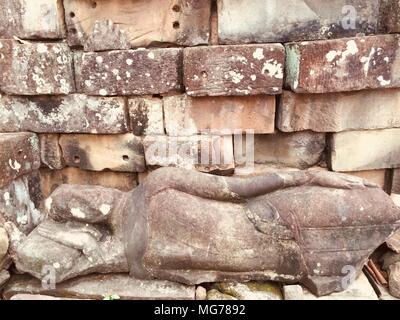 Siem Reap, Siem Reap, China. 28 Apr, 2018. Angkor Wat ist eine Tempelanlage in Kambodscha und das größte religiöse Monument der Welt, auf einer Website messen 162,6 Hektar (1,626,000 m2; 402 ha), die ursprünglich als ein Hindu Tempel des Gottes Vishnu für die Khmer Imperiums, nach und nach in einem buddhistischen Tempel gegen Ende des 12. Jahrhunderts verwandeln konstruiert wurde. Es wurde von den Roten Khmer König Suryavarman II. im frühen 12. Jahrhundert in Ya odharapura, der Hauptstadt der Khmer Imperiums, als sein Zustand Tempel und eventuelle Mausoleum. Brechen aus dem Shaiva Tradition der früheren Könige, Angkor Wat wa Stockfoto