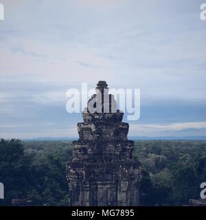 Siem Reap, Siem Reap, China. 28 Apr, 2018. Angkor Wat ist eine Tempelanlage in Kambodscha und das größte religiöse Monument der Welt, auf einer Website messen 162,6 Hektar (1,626,000 m2; 402 ha), die ursprünglich als ein Hindu Tempel des Gottes Vishnu für die Khmer Imperiums, nach und nach in einem buddhistischen Tempel gegen Ende des 12. Jahrhunderts verwandeln konstruiert wurde. Es wurde von den Roten Khmer König Suryavarman II. im frühen 12. Jahrhundert in Ya odharapura, der Hauptstadt der Khmer Imperiums, als sein Zustand Tempel und eventuelle Mausoleum. Brechen aus dem Shaiva Tradition der früheren Könige, Angkor Wat wa Stockfoto