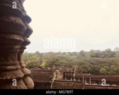 Siem Reap, Siem Reap, China. 28 Apr, 2018. Angkor Wat ist eine Tempelanlage in Kambodscha und das größte religiöse Monument der Welt, auf einer Website messen 162,6 Hektar (1,626,000 m2; 402 ha), die ursprünglich als ein Hindu Tempel des Gottes Vishnu für die Khmer Imperiums, nach und nach in einem buddhistischen Tempel gegen Ende des 12. Jahrhunderts verwandeln konstruiert wurde. Es wurde von den Roten Khmer König Suryavarman II. im frühen 12. Jahrhundert in Ya odharapura, der Hauptstadt der Khmer Imperiums, als sein Zustand Tempel und eventuelle Mausoleum. Brechen aus dem Shaiva Tradition der früheren Könige, Angkor Wat wa Stockfoto